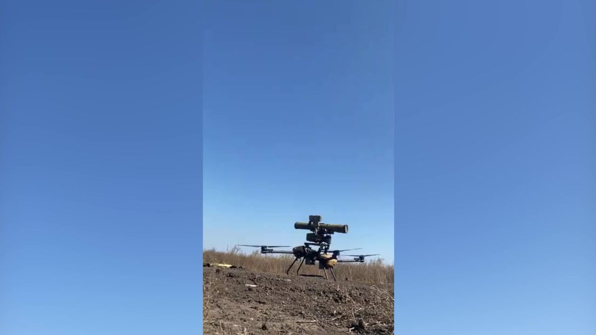 Video: Rusové přimontovali na velký dron protitankový systém